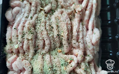 Добавьте в фарш соль и любимые специи.