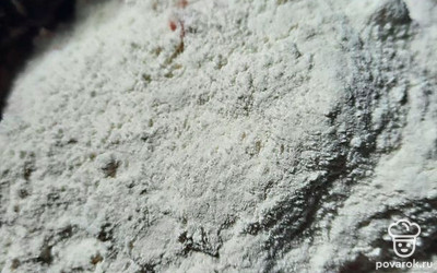 Смешайте с мукой.