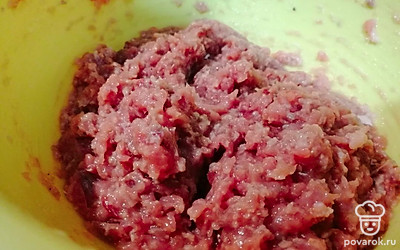 Сделайте рыбный фарш либо воспользуйтесь магазинным.