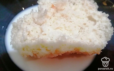 Замочите кусочек белого хлеба в молоке. 