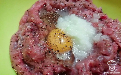 Добавить тёртый на мелкой тёрке лук и хлеб. 