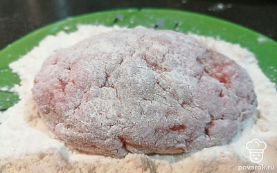 Сформировать котлетки и обвалять их в муке. 