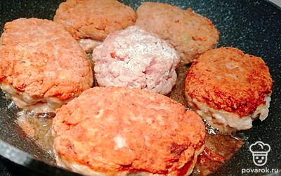 Обжаривать их с двух сторон на подсолнечное масле.