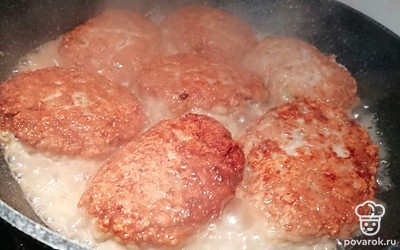 Залить кипятком и тушить 20 минут. 