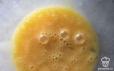 Взбиваем яйцо.