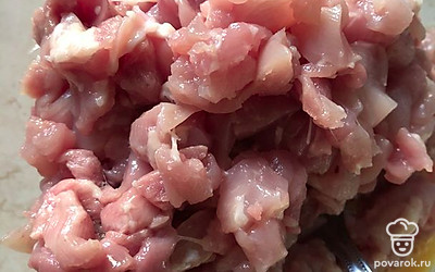 Куриное бедро мелко рубим.