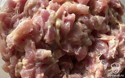 Перемешиваем курицу, яйцо и муку. Солим по вкусу.