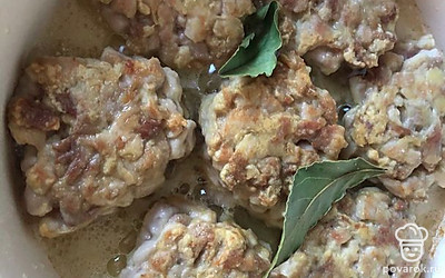 Обжариваем с обеих сторон до корочки, добавляем лавровый лист и немного воды, закрываем крышку и тушим до готовности.