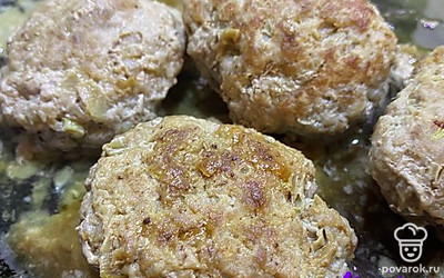 Вливаем понемногу в фарш воду, хорошо вымешиваем. Далее формируем котлеты и жарим на сковороде по 7-10 минут на каждой стороне.