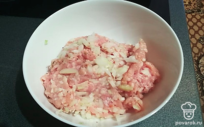 Добавить мелко нарезанный лук и размешать.