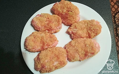 Сформировать котлетки и обвалять их в сухарях.
