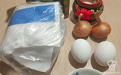 Приготовить все ингредиенты. Овсяные хлопья измельчить в мельнице. Рыбное филе и лук пропустить в мясорубку.