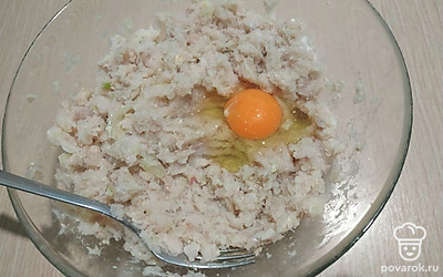 В фарш добавить яйца, соль, перец.