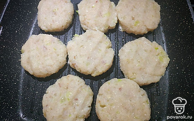 Сформировать котлеты и выложить на горячую сковороду. Обжарить с двух сторон под крышкой.