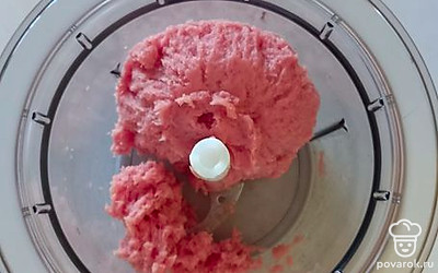 Мясо нарезать на кусочки и перемолоть в мясорубке.