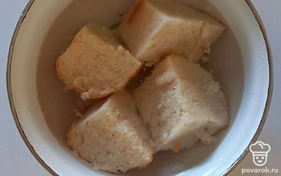 Хлеб замочить в воде на 5 минут. 