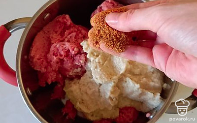 Добавить соль и специи по вкусу, всё перемешать. 