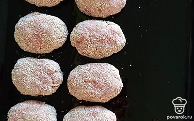 Сформировать котлеты, обвалять в панировке. Смазать противень в растительном масле и выложить на него котлеты. 