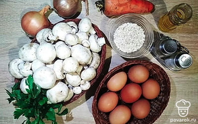 Помойте свежее сало и оботрите его бумажным полотенцем. Разрежьте на несколько равных частей.