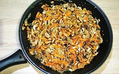 В небольшую пиалу насыпьте соль, горошины черного перца и зубчики чеснока. Разотрите содержимое до образования ароматной кашицы.