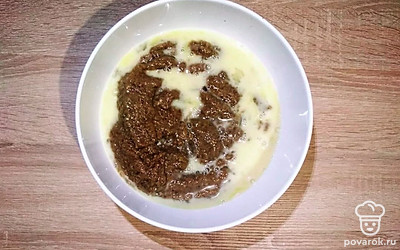 Каждый кусочек сала натрите чесночной смесью. Выложите сало в глубокую тарелку и оставьте на три дня в холодильник. Затем подморозьте в морозильной камере.