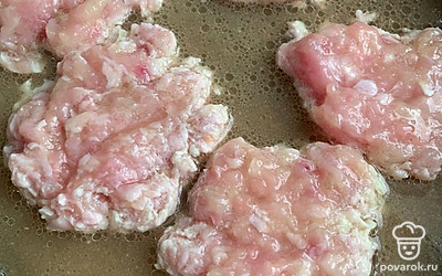 Ложкой выложить фарш в разогретую сковороду. Жарить с обеих сторон до готовности.