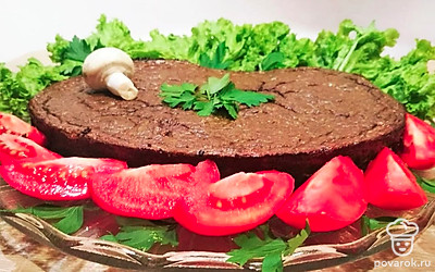 Закуска из сала с чесноком, отлично сочетается со ржаным хлебом и бокалом красного вина. Тонко нарежьте и подайте к столу с соусом.