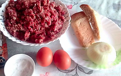 Готовим необходимые продукты: фарш (свино-говяжий), 2 ломтика хлеба, 2 яйца, лук, соль и чёрный перец. 