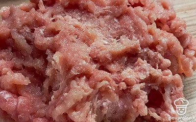 1 филе грудки, 2 филе бедра и 2 филе голени перекрутить через мясорубку. Или спользовать покупной фарш хорошего качества. 