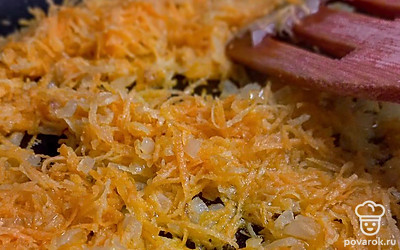 Овощи почистить. Лукнарезать мелким кубиком. Морковь натереть на мелкой тёрке. Обжарить овощи на сливочном масле.