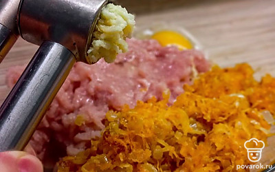 В миске смешать фарш, яйцо, овощи,1 зубчик чеснока, соль и перец.