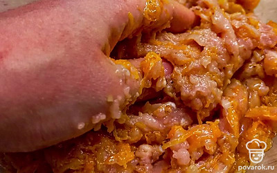 Мокрыми руками сформировать котлеты. И выложить их в форму для запекания.