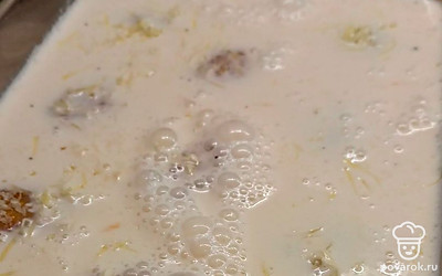 Для заливки смешать воду, сметану, муку, соль, перец и 1 измельченный зубчик чеснока. Вылить заливку сверху на котлеты. 