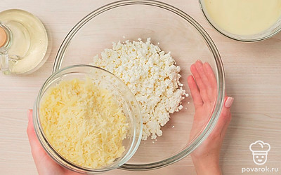 Подготовьте все ингредиенты. Лаваш разрежьте на куски по длине чуть больше, чем длина формы. Яйцо с йогуртом смешайте до однородной массы, слегка взбив. Сыр натрите на крупной терке, перемешайте с творогом, разделите на 4 части.