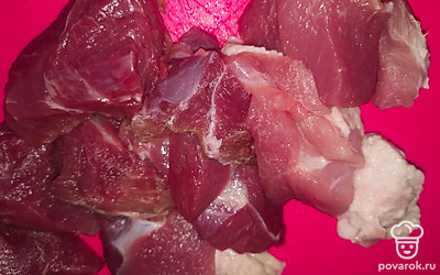 Мясо нарезаем на небольшие куски.