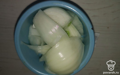 Лук чистим и нарезаем на куски небольшие. 