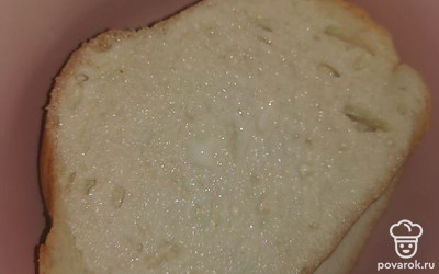 Хлеб кладём в ёмкость и заливаем молоком и даём постоять минут 5.