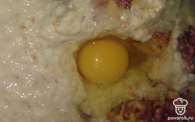 Добавляем яйцо к фаршу.