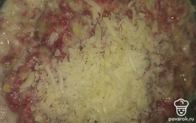 Добавить тёртый сыр на крупной тёрке и перемешать посолив по вкусу.