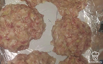 Сформировать котлеты и выложить их на противень смазанный растительным маслом можно на фольгу.