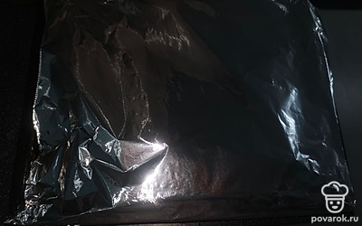 Накрыть фольгой и поставить в предварительно разогретую духовку на 180 градусов на 45 минут. 