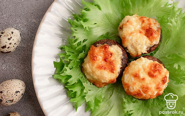 Шампиньоны, фаршированные перепелиными яйцами с сыром и майонезом в духовке — Рецепт с фото