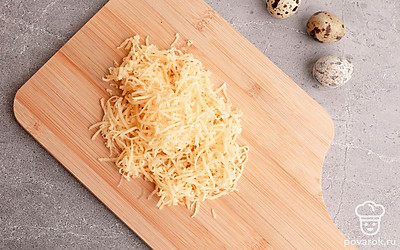 На мелкой терке натрите сыр.