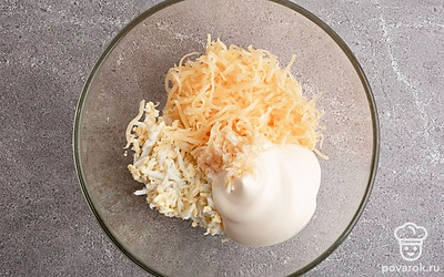 Очистите перепелиные яйца и натрите их на мелкой терке. В подходящую по размеру емкость поместите сыр, перепелиные яйца, измельченный чеснок и майонез. Посолите на свой вкус и перемешайте до однородности.