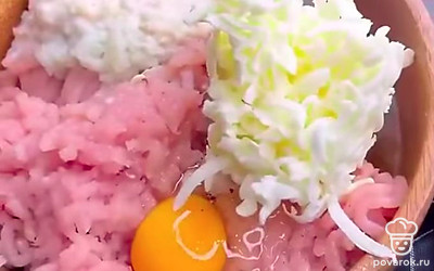 Смешайте куриный фарш, вымоченный в молоке белый хлеб, яйцо, соль и натертое сливочное масло.