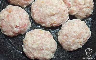 Сформируйте котлетки и положите на раскалённую сковороду. По желанию котлетки можно обвалять в муке. 