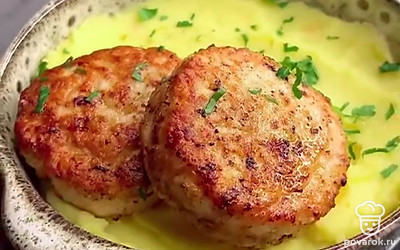 Подавайте с картофельным пюре, по желанию можно посыпать свежей зеленью. 