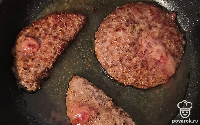 Говяжьи котлеты к овощам — Рецепт с фото