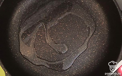 Разогрейте на сковороде растительное масло.