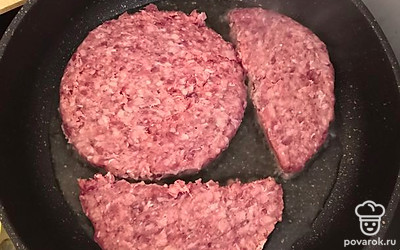 Выложите стейки на сковороду и обжарьте в течение одной минуты с каждой стороны.